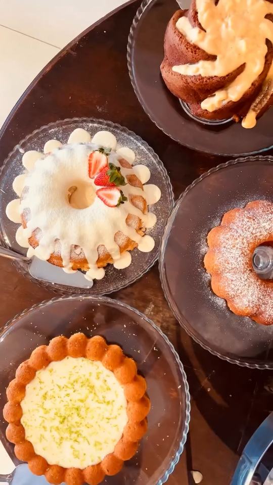 Bandeja de sanduíches e salgados em um evento no Jardins