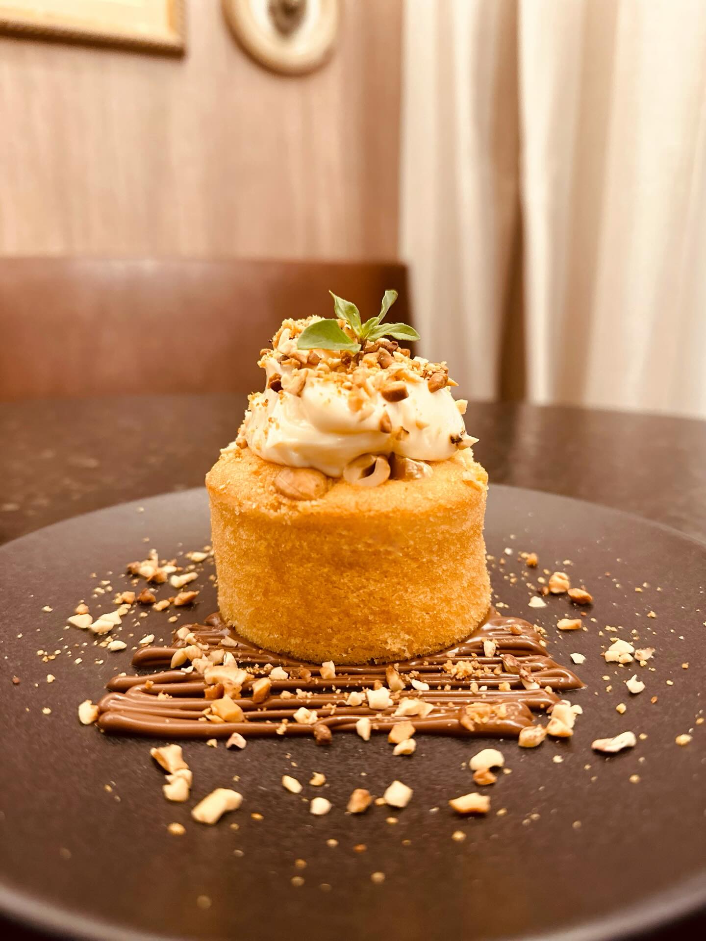 Bolinho com creme, castanhas picadas e Nutella no prato