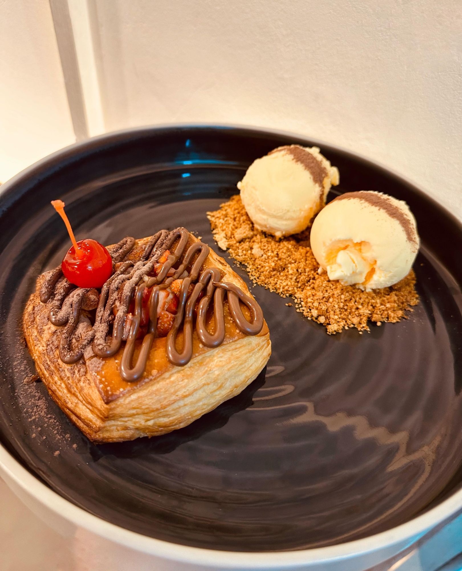 Danish com Nutella, morangos e cereja, acompanhado de duas bolas de sorvete