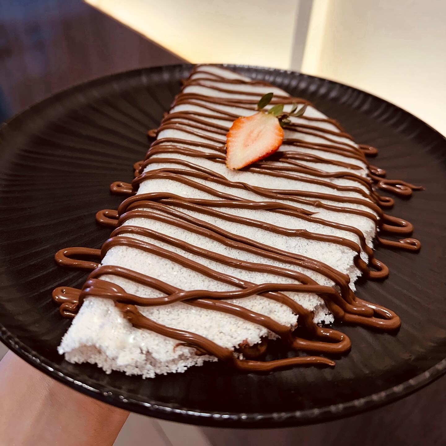 Tapioca coberta com fios de Nutella e meio morango